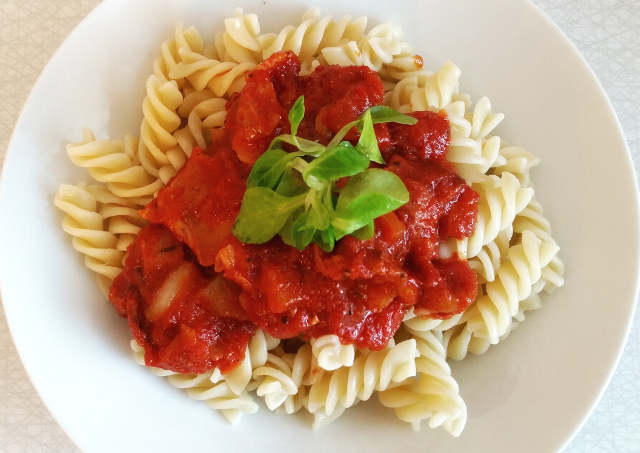 Pasta with turkey tomato sauce