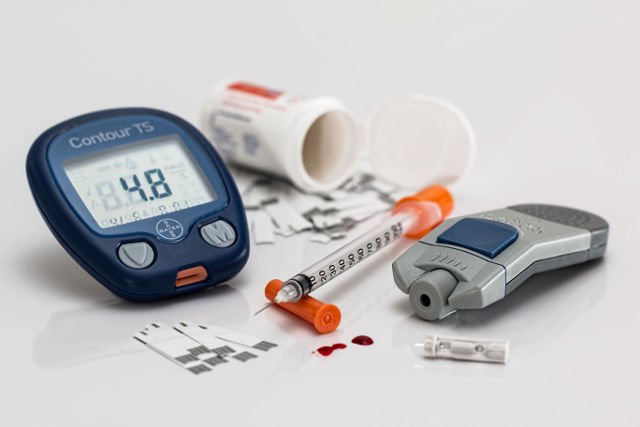 Instruments relating to monitoring diabetes