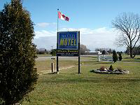 silver motel, view from front of the building, facing the sign and road