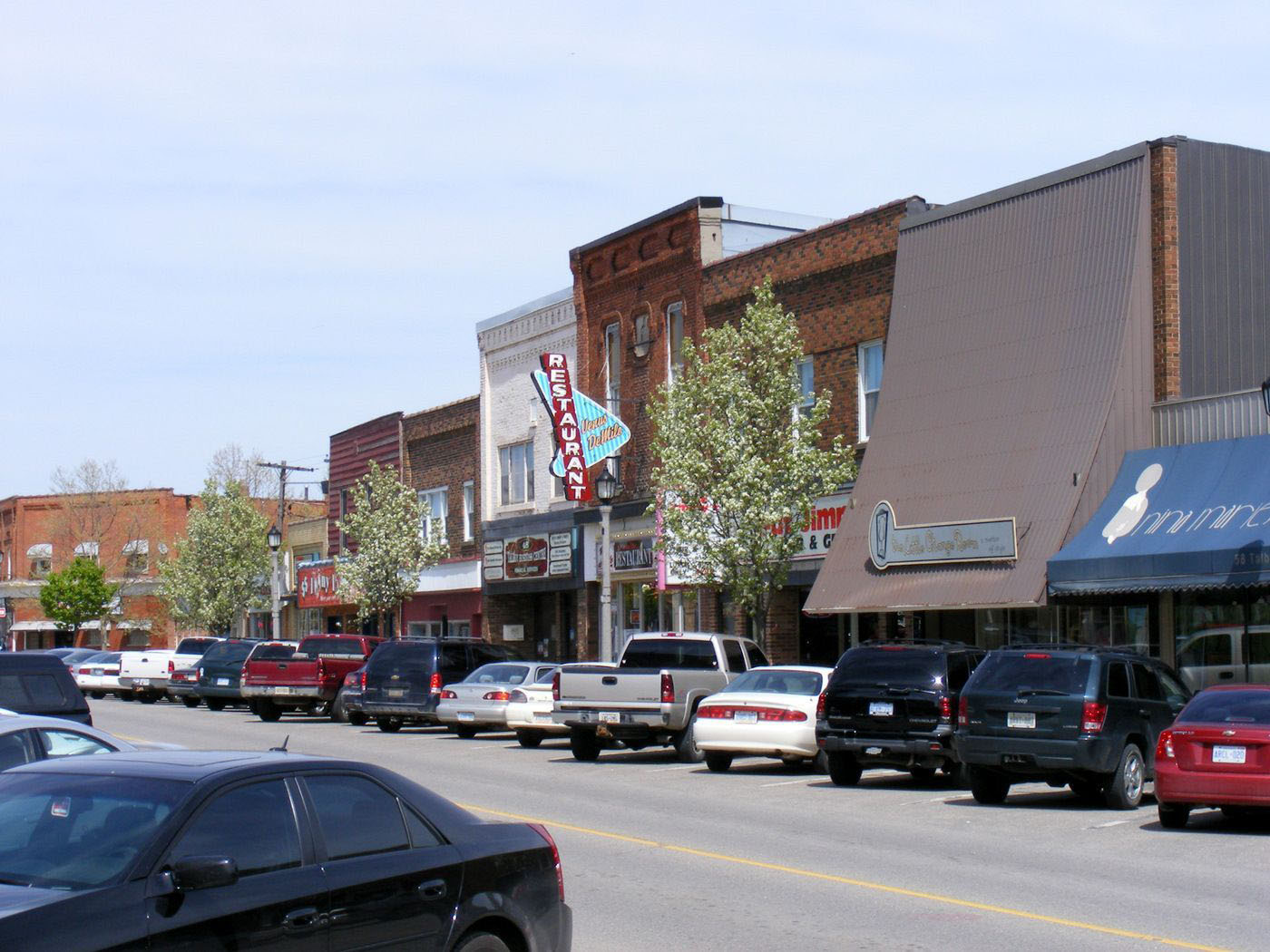 unique shopping in blenheim, main street, cars and shops line the street